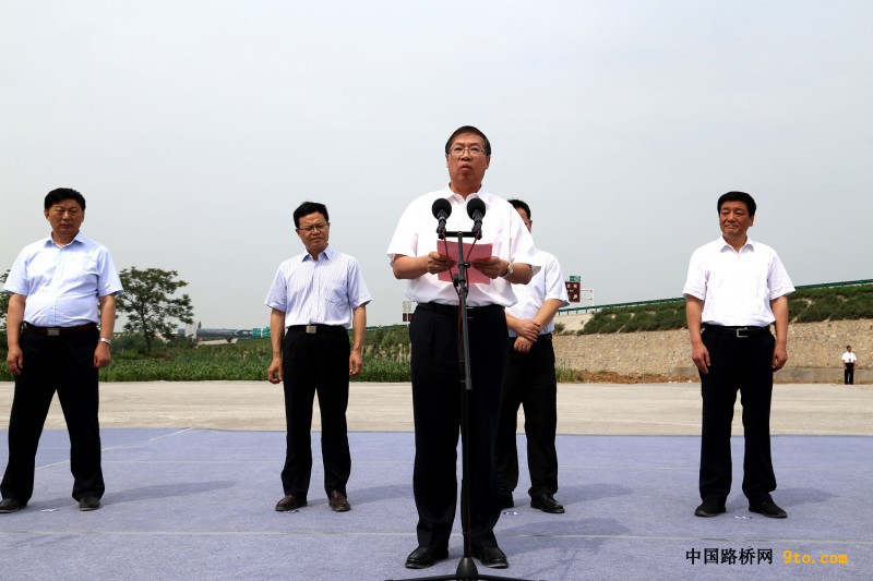 圖為中國鐵建總裁莊尚標(biāo)在合銅、吳華高速公路項目開工儀式發(fā)表重要講話